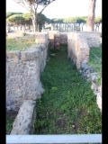 02983 ostia - regio ii - insula ix - tempietto repubblicano (ii,ix,4) - decumanus maximus ecke via dei molini - ostende - blick nach norden - 01-2024.jpg